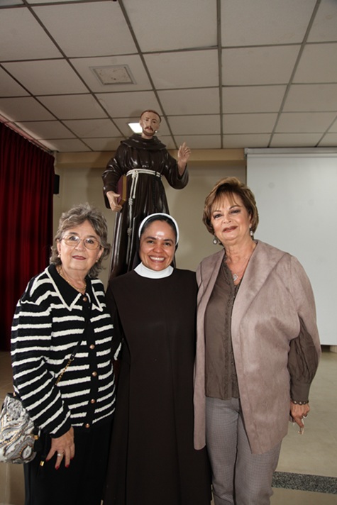 Hermana Jessica Arango, rectora del Santa Inés; Ana María Jaramillo Ruiz y Ángela Gómez de Cárdenas.