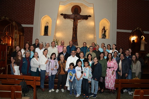 El grupo asistente con el presbítero Luis Guillermo García.