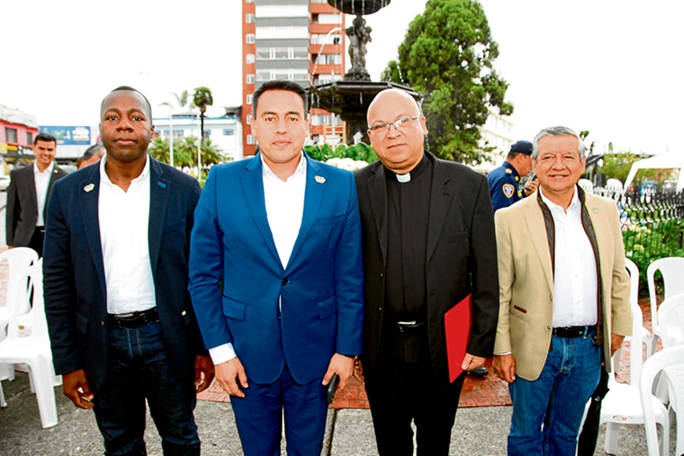 Manuel González; Jorge Eduardo Rojas Giraldo, alcalde de Manizales; Presbítero Diego García; Carlos Humberto Orozco.