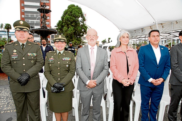 Coronel Dave Anderson Figueroa; Coronel Rocío Milena Melo; Henry Gutiérrez Ángel, gobernador de Caldas; Juliana Londoño Villa, primera gestora; Jorge Eduardo Rojas, alcalde de Manizales.