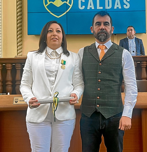 Marcela Echeverri Henao, directora de la Alianza Francesa de Manizales, y Hernán Alberto Bedoya, presidente de la Asamblea de Caldas.