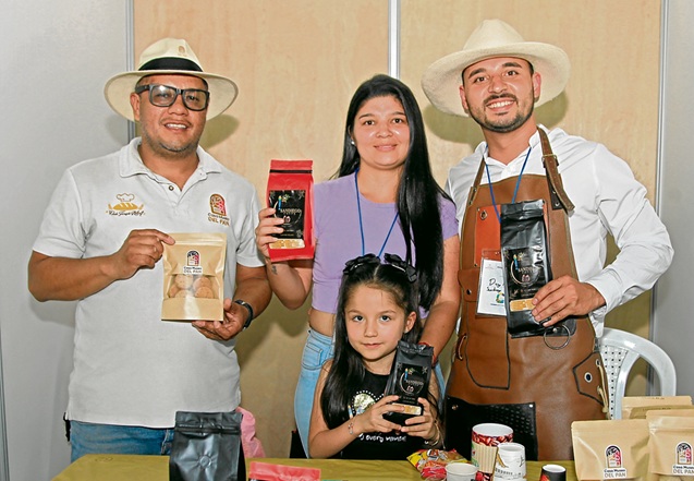 Carlos Albero Gómez, Diana Alexandra Montes, Isabella Montes y Diego Alejandro Martínez.