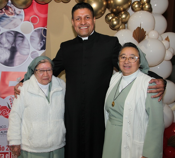 Hermana Blanca Marina Santa, presbítero Edwin Andrés Arias y hermana María Lucelly Quintero.