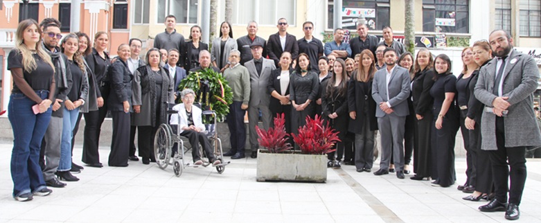 Grupo de funcionarios y asistentes a la conmemoración de los 40 años del holocausto del Palacio de Justicia.
