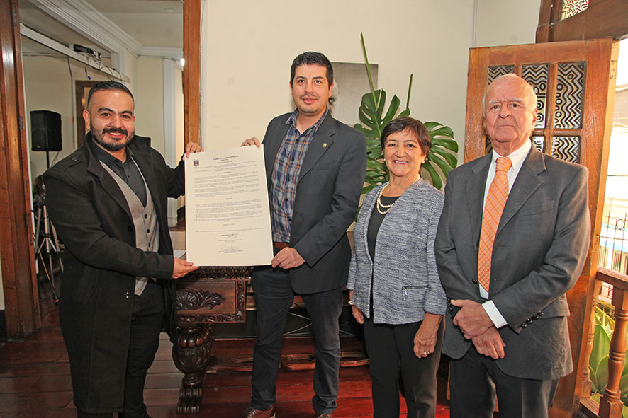 Entrega de reconocimiento a la Corporación Rafael Pombo por parte de la Sociedad de Mejoras Públicas: Carlos Arturo Castañeda entrega el reconocimiento a Néstor López. También aparecen: Herman Estrada y Adela María Ceballos.
