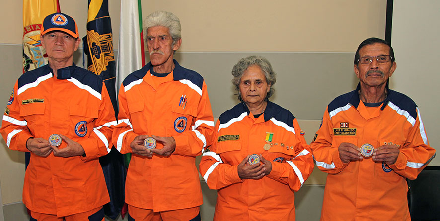 Distinción por los servicios prestados durante la erupción del Volcán Nevado del Ruiz hace 40 años a: Luz Dary Morales, José Rigoberto Giraldo, Hernán Gabriel Gil y Francisco Javier Londoño.