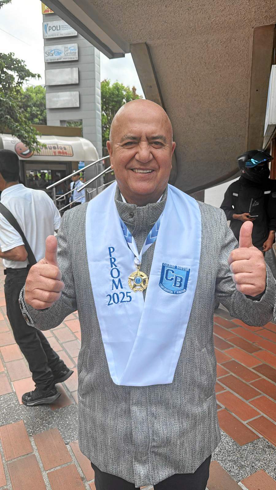 Humberto Hurtado Cardona se graduó como bachiller, convirtiéndose en un ejemplo de perseverancia y resiliencia. Su logro exalta la tenacidad y el esfuerzo de este reconocido comerciante de Gráficas Tizán, quien demuestra que nunca es tarde para alcanzar los sueños y culminar metas personales y académicas.