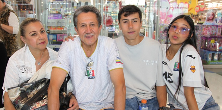 María Lilia López, Roberto Zapata, Juan Diego Zapata y Mariana Giraldo.
