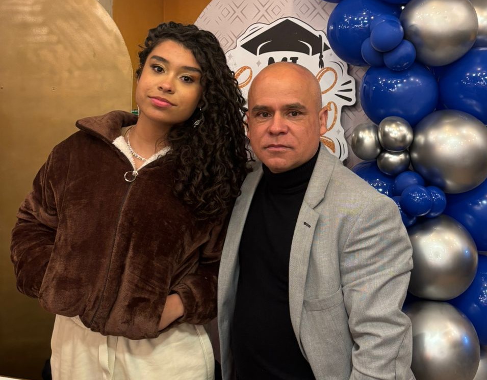 Antonia Mosquera se graduó como bachiller del Instituto Universitario de Caldas. La acompaña Pablo Mosquera.