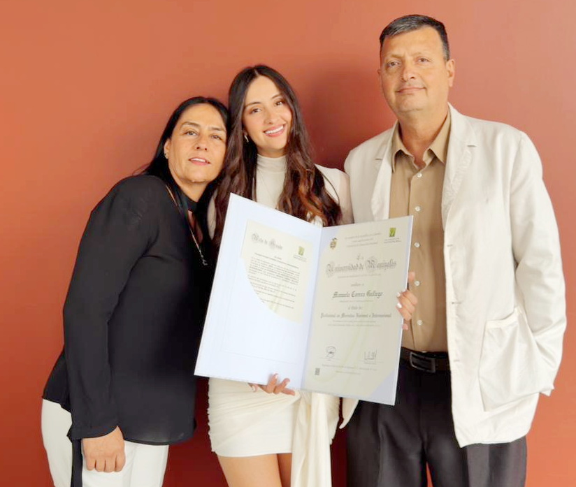Foto | Lector | LA PATRIA Manuela Correa Gallego se graduó como profesional en Mercadeo Nacional e Internacional de la Universidad de Manizales. En la imagen, en compañía de sus padres, Consuelo Gallego y Juan Pablo Correa.