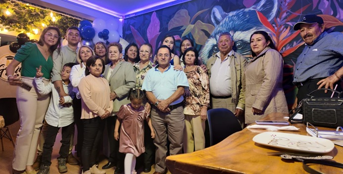 Laura Jimena Bermúdez Hernández, acompañada de su familia.