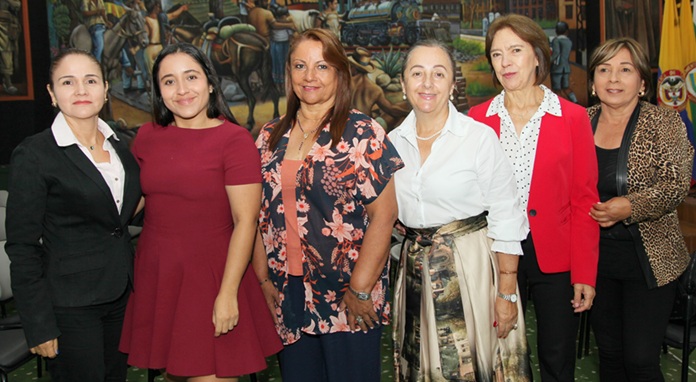 Luz Marina Orozco, Carolina Restrepo, Gloria Nancy Cardona, María Fermina Gómez, Luz Marina López y Martha Lucía Vargas.