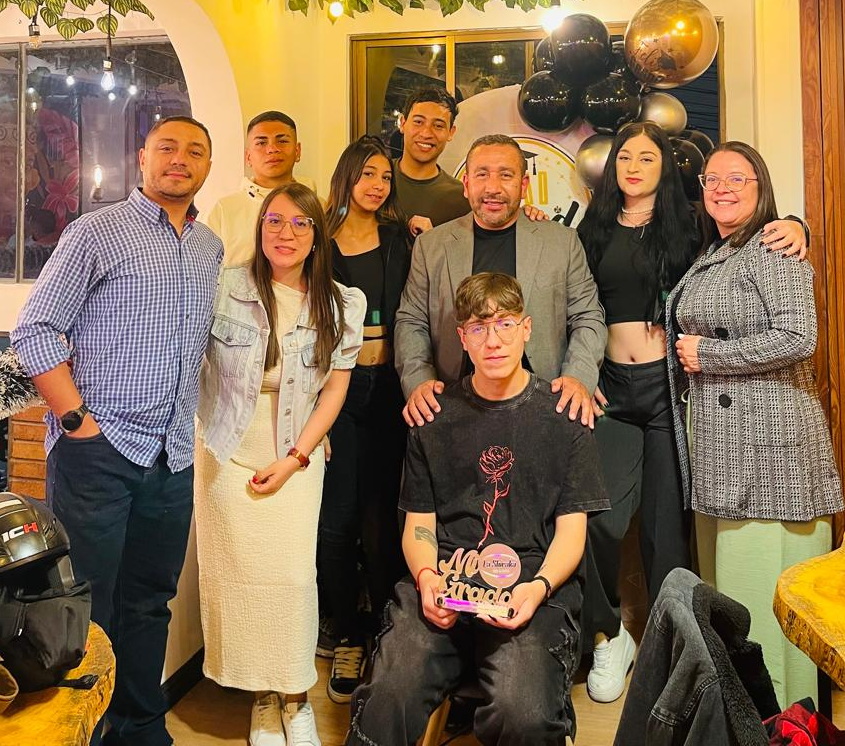 Jacobo Gutiérrez se graduó de bachillerato y celebró con una cena. Lo acompañaron Óscar Jaime García, Lina María Tangerife, Estefanía García, Gabriela Loaiza, Bruno Loaiza, Juan Felipe Pérez, Jhenifer Andrea García y Matías Pérez.