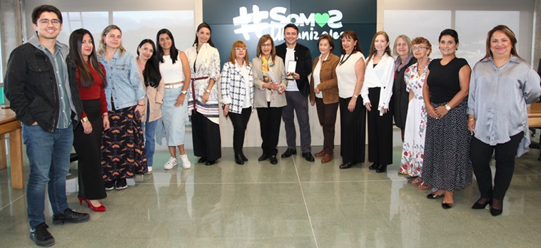 Asistentes que acompañaron a Fanny Bernal en su homenaje.