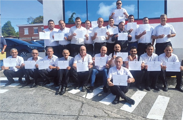 Felicitamos a nuestros profesionales conductores en su proceso de certificación en competencia laboral con el SENA: "Trasladar usuarios de acuerdo a la normativa de convivencia y de tránsito y transporte terrestre automotor", Unitrans comprometida con la formación de nuestros colaboradores, para brindar día a día un mejor servicio a la ciudad.