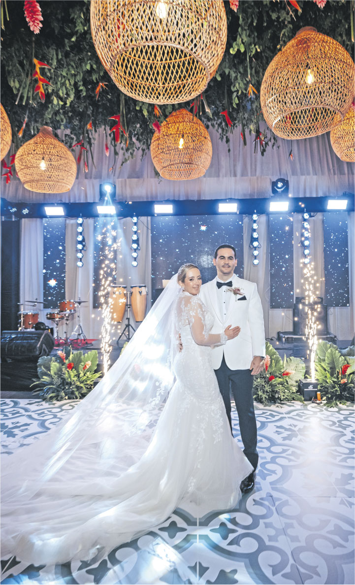 En la emblemática Iglesia de Santo Domingo, en Cartagena, los médicos internistas Carlos Manuel Gutiérrez Mendiola y Luz María Cárdenas Cardona. unieron sus vidas en una ceremonia llena de significado. El 12 de diciembre de 2025, rodeados de familiares y amigos, celebraron un amor construido con vocación, compromiso y complicidad.  Una noche inolvidable en la que la historia de la ciudad fue testigo del inicio de una nueva vida en común.