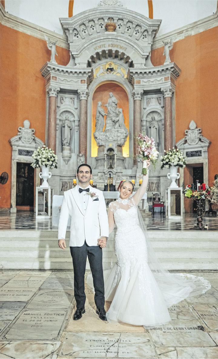 En la emblemática Iglesia de Santo Domingo, en Cartagena, los médicos internistas Carlos Manuel Gutiérrez Mendiola y Luz María Cárdenas Cardona. unieron sus vidas en una ceremonia llena de significado. El 12 de diciembre de 2025, rodeados de familiares y amigos, celebraron un amor construido con vocación, compromiso y complicidad.  Una noche inolvidable en la que la historia de la ciudad fue testigo del inicio de una nueva vida en común.