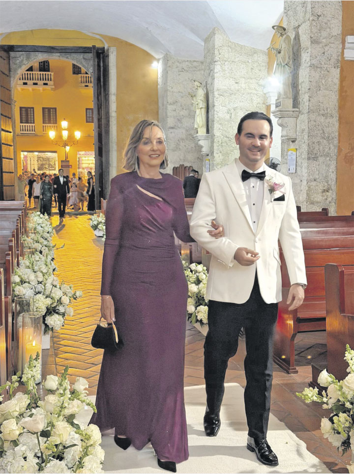 La madre del novio, Beatriz Mendiola entregando a su hijo, Carlos Manuel Gutiérrez Mendiola en el altar.