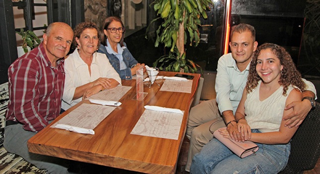 Gilberto Hincapié, Amparo Isaza, Gilma Elena Giraldo, Camilo Londoño y Elizabeth Hincapié en el restaurante Buffalo Republic.