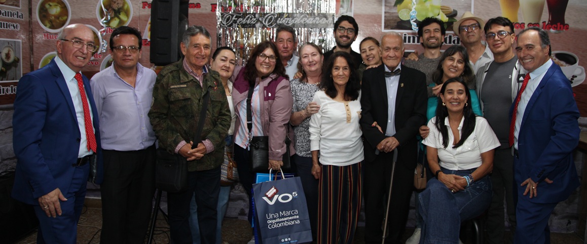 Óscar Gaviria Valencia junto a las personas con quienes compartió su cumpleaños.
