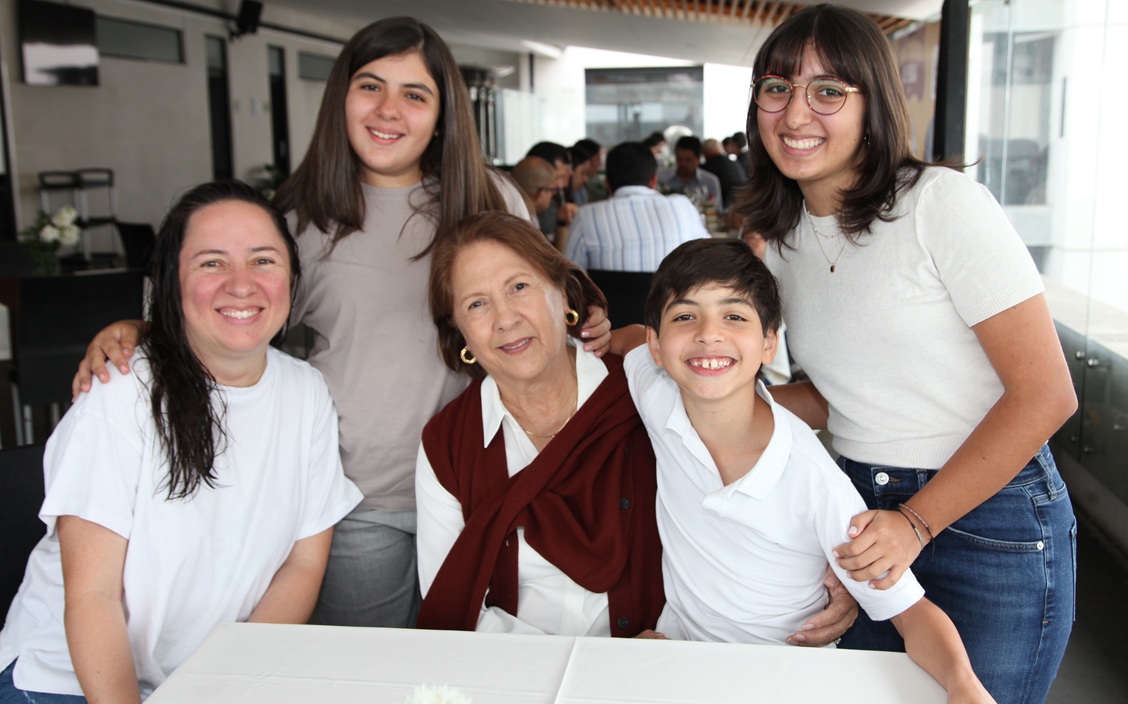Andrea Vélez, Isabella Greene Vélez, Bertha Ortiz De Vélez, Daniel Greene Vélez y Mariana Greene Vélez.