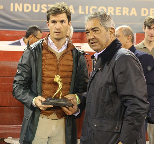 Voceador de LA PATRIA a la mejor faena:Daniel Luque por la faena ejecutada el 10 de enero de 2025 al toro Gladiador de la ganadería de Juan Bernardo Caicedo. Entrega Jorge Hernán Botero, director-gerente de LA PATRIA, y recibe Daniel Luque.