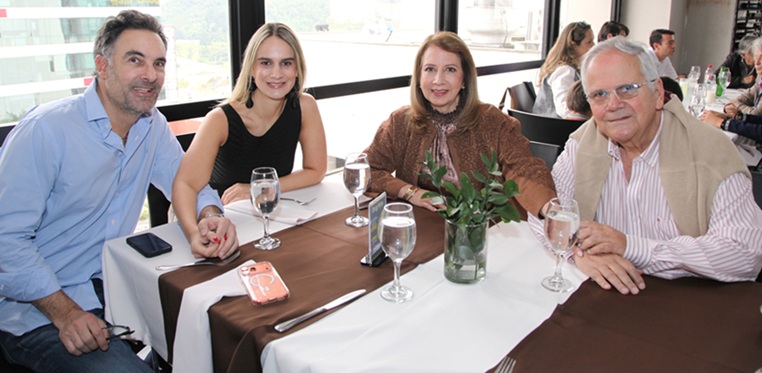 Christian Lendi Villegas, Valentina Callejas y Gloria Matilde Castro Rincón, en un almuerzo para celebrar el cumpleaños 70 de Mauricio Callejas Jaramillo.
