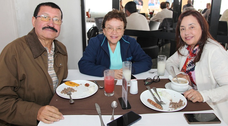 Luis Fernando Pérez y Colombia Quintero González despidieron, en un almuerzo, a Maryorie Quintero González, quien viaja a España.