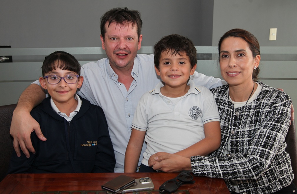 Valentina Acien Duque, Víctor Acien, Martín Acien Duque y Luisa Duque Cifuentes (cumpleañera).