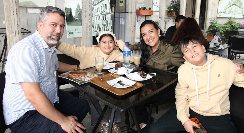 Carlos Daniel Peinado, Diana Catalina Peinado, Diana Rosa Omaña y Juan José Peinado.