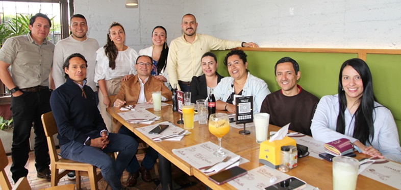 Jahir de Jesús Álvarez, presidente de la Asamblea de Caldas, celebró su cumpleaños en el restaurante La Farfalla. En la imagen: Carolina Pinilla, Juan José Maingüez, Valentina Arias, Óscar Raúl Mora, Nicolás Ruiz, Luz Araque, Jahir de Jesús Álvarez, Alejandro Marulanda, Martha Muñoz, Alben Achuri Cárdenas y Daniela Arias.