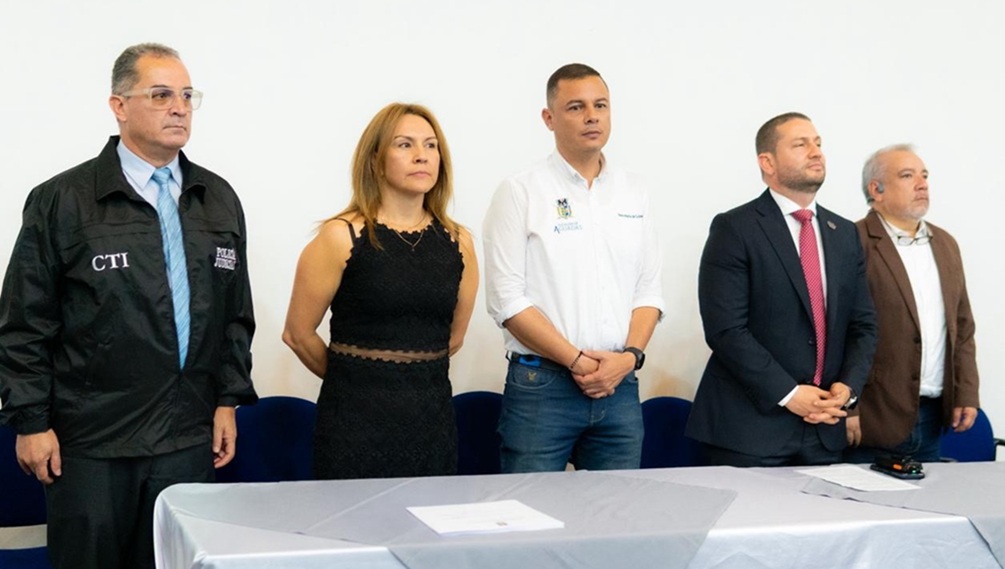 Jorge Alejandro Velásquez Mejía, líder de la Unidad de Reacción Inmediata de la Fiscalía; Lenny Espitia Herrera, coordinadora de la Capacitación de la Fiscalía General de la Nación seccional Caldas; Robert Andrés Montoya Mejía, secretario de Gobierno de Aguadas (Caldas); Juan Felipe Álvarez Castro, secretario de Movilidad de Manizales; y Ricardo Acero Gómez, fiscal.