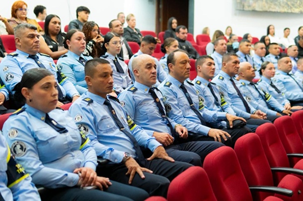 Grupo de agentes de tránsito asistente.