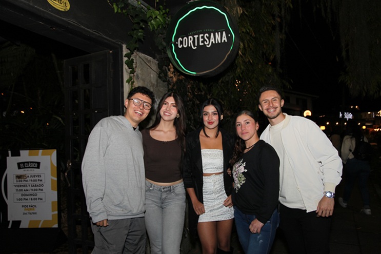 Sammy Cardona, Mariana Castaño, Zarich Rivera, Santiago Aguirre y Yuly Valencia, en un encuentro de amigos en el restaurante Cortesana.