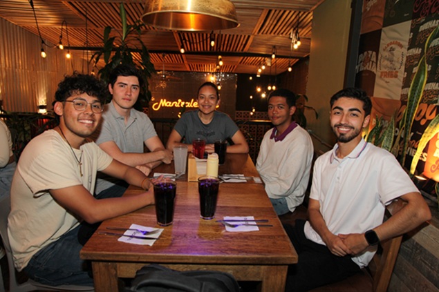 Samuel Merchán, Sergio Alejandro Gil, Iván Mendieta y Jerónimo Novoa se reunieron en una cena en el restaurante La Patatería para celebrar el cumpleaños de Isabella Mesa Valencia.