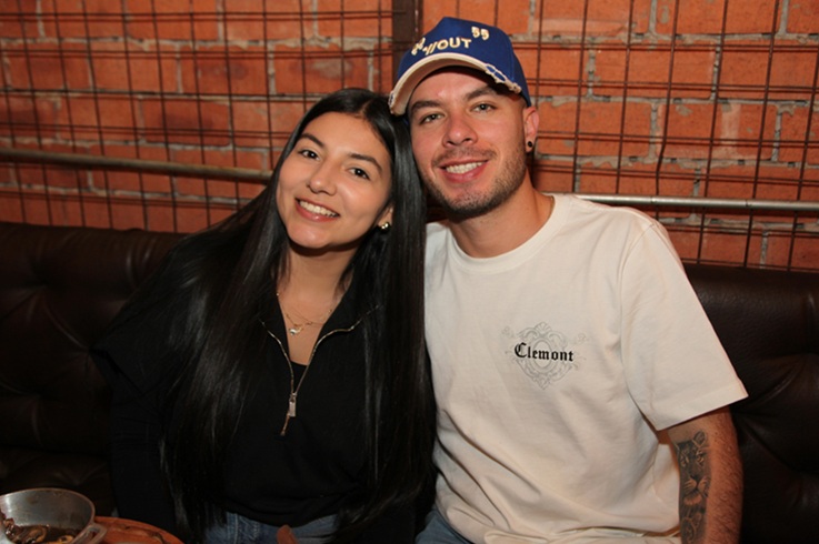 Juan Camilo Arroyave celebró su cumpleaños en una cena en La Patatería, acompañado de María Camila Martínez.
