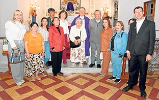 Familiares y amigos asistentes a la eucaristía en la parroquia Santuario Nuestra Señora de Valvanera.