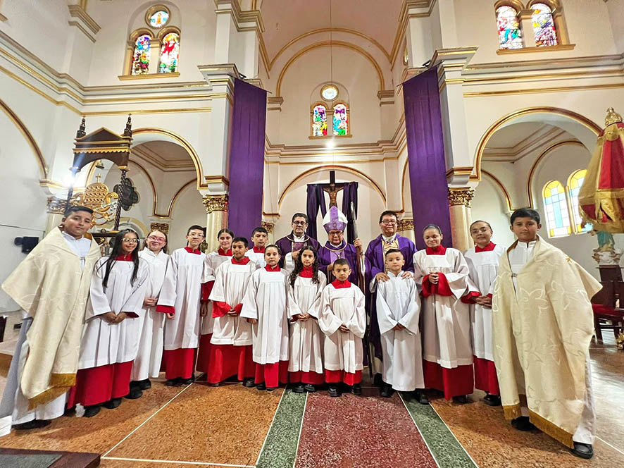Esta ceremonia fortaleció los lazos de comunión entre el nuevo párroco y la feligresía, que lo recibió con esperanza, compromiso y espíritu de colaboración.