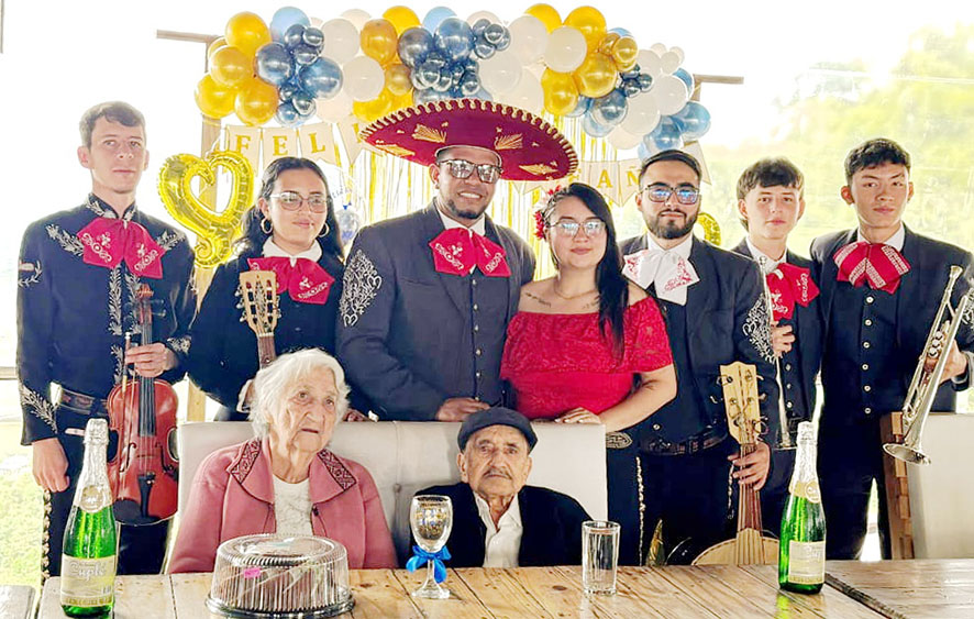 El Mariachi Tequila Show amenizó el festejo centenario.