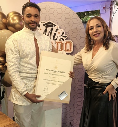 Aldair José Arregoces Cuisman se graduó como licenciado en Artes Escénicas de la Universidad de Caldas. En la foto lo acompaña Andrea Vargas.