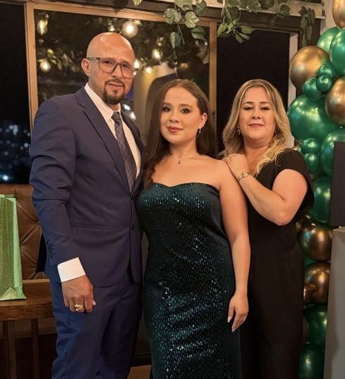 Laura Sofía Ortiz García se graduó como fisioterapeuta de la Universidad Autónoma de Manizales y celebró su grado con una cena en compañía de sus padres, Arlex Ortiz Palacio y Paula Andrea García López.
