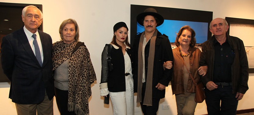 Gabriel Barreneche, Luz María Calderín, Camila Santamaría, Santiago Escobar - Jaramillo, Elvira Escobar y Álvaro Uribe.