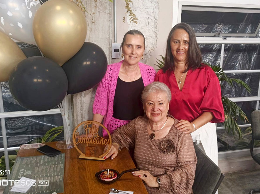 Elsy Ramírez Ossa en compañía de su familia: Francia Elena Arias Ramírez y Sandra María Arias Ramírez.