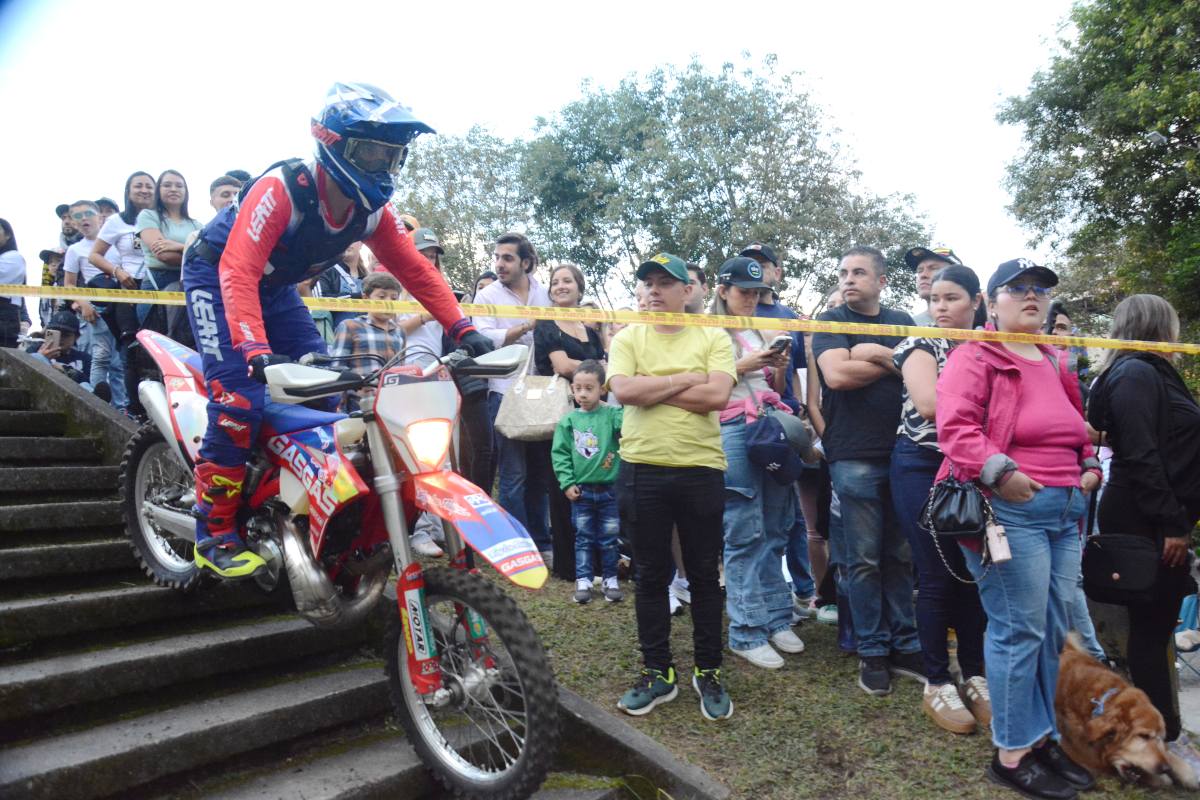 Las escaleras peatonales se integraron al circuito.