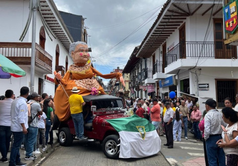 Algunos yip utilizaron imágenes a gran escala durante los diferentes desfiles que se realizaron en el municipio.