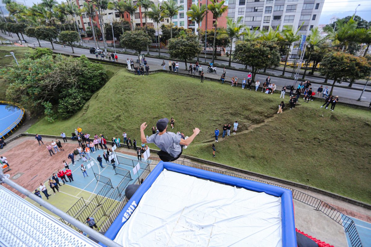 Hay saltos de 4 metros, 8 metros y 12 metros en el Bag Jump de la Feria de Manizales