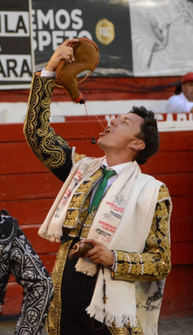José Arcila, después de torear al toro Quintaluna, en la segunda corrida de abono y tras cortar una oreja, bebió como si no hubiera un mañana de la bota de uno de los aficionados a la tauromaquia.