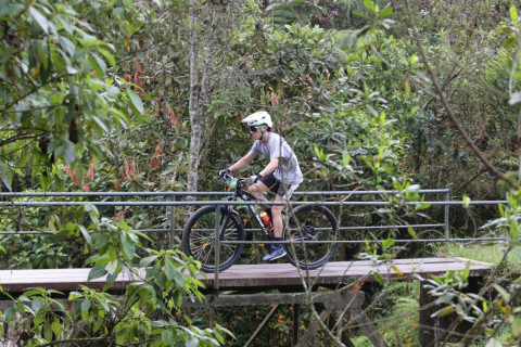 Antes de llegar a Río Blanco, los ciclistas escogieron entre cruzar una quebrada o un puente elevado.