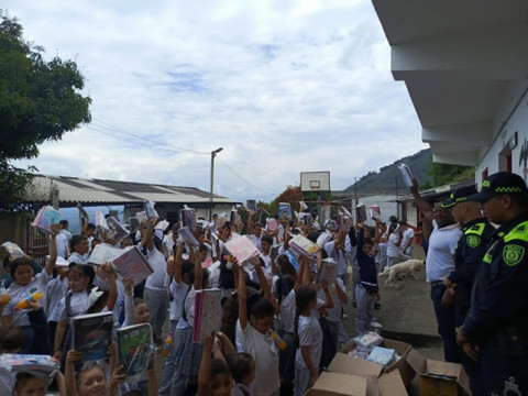 Concejal entregó kit en escuelas rurales Foto | LA PATRIA