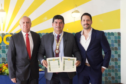 Condecorado por la vía del renacimiento Foto | Tomada de Facebook Félix Chica | LA PATRIA